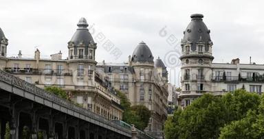 比尔·哈基姆桥和地铁列车在巴黎<strong>夏季下午</strong>通过